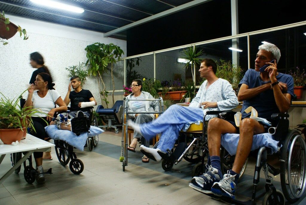 Люди в инвалидных колясках