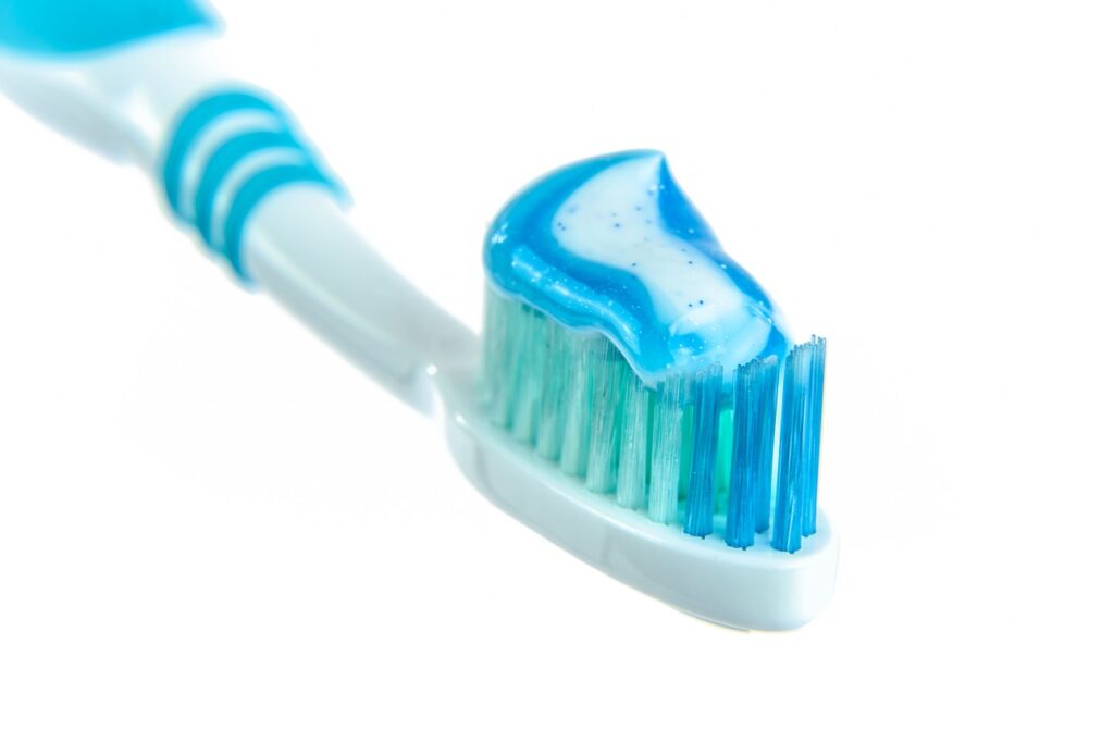 Зубная щетка из пластика